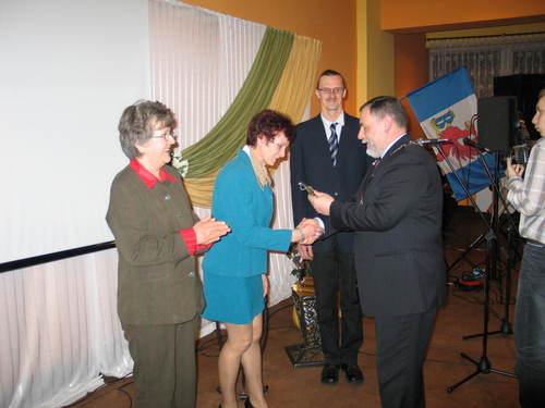 Z rk Burmistrza Brus Jerzego Fijasa odbiera nagrod p. Halina Kiedrowicz.