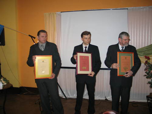 Od lewej: Piotr Gierszewski, Rafa Werra z firmy Floors oraz Prezes Gminnego Zwizku Rolnikw, Kek i Organizacji Rolniczych