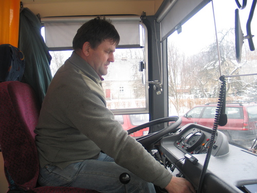 Pan Czesaw Wielewski - kierowca wyremontowanego autobusu jest rwnie zadowolony z nowego nabytku.
