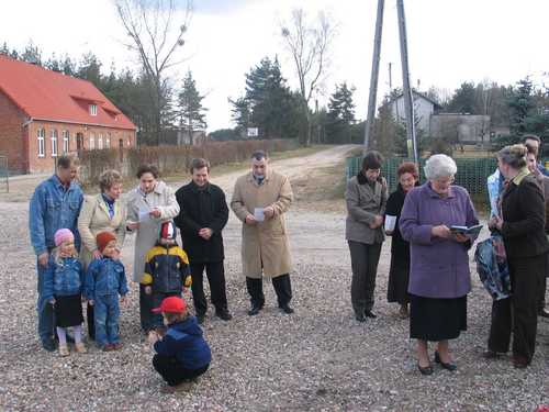 Wsplnie z mieszkacami Mcikaa modli si Burmistrz Brus, Jerzy Fijas.