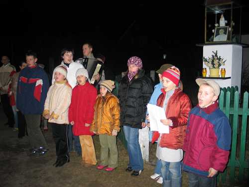 Dzieci ze Szkoy Podstawowej z Mcikaa przygotowane przez p. Wiolett Stoltmann zapieway Ojcu witemu piosenk w jzyku kaszubskim.