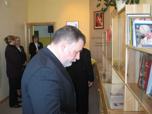 Burmistrz Brus, Jerzy Fijas podczas zwiedzania Izby Pamici.
