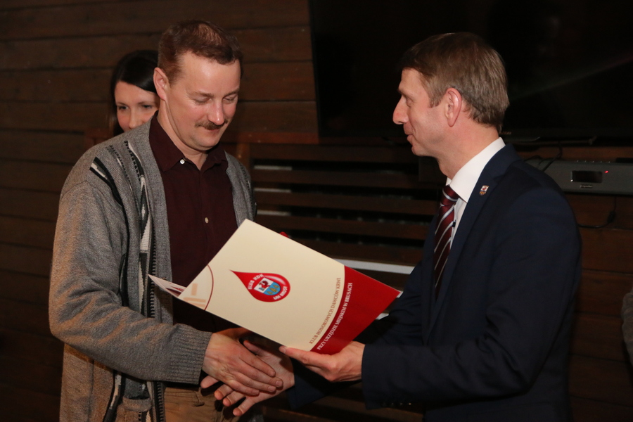 Z rk Burmistrza Brus list gratulacyjny otrzymuje Sawomir Turzyski.