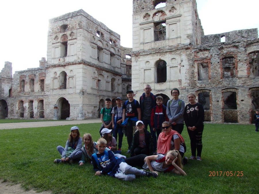Klasy IV- VI  wrd ruin zamku Krzytopr