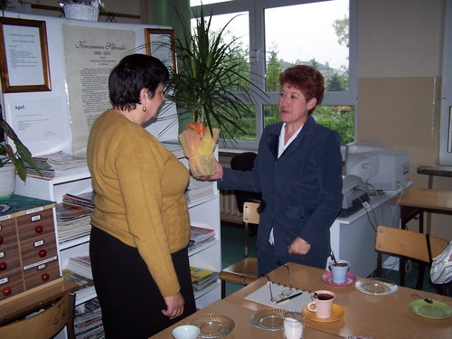 Dyrektor MBP w Brusach, Teresa Wojciechowska w imieniu bibliotekarzy przekazuje Janinie Gomskiej 