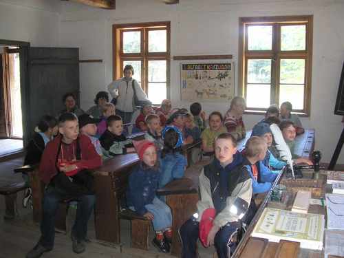 Podczas zwiedzania uczniowie pogbiali swoj wiedz z lekcji jzyka kaszubskiego oraz historii.