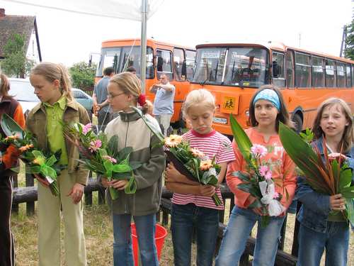 W ramach podzikowa dzieci wrczyy organizatorom i sponsorom kwiaty.