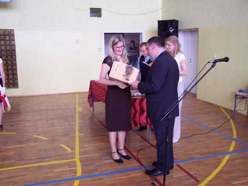 Dyplom uznania odbiera Marta Czarnowska.