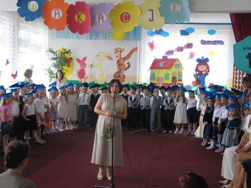 Obecna na zakoczeniu Sekretarz Gminy Brusy, Elbieta Singer gratulowaa przedszkolakom promocji do I klasy.
