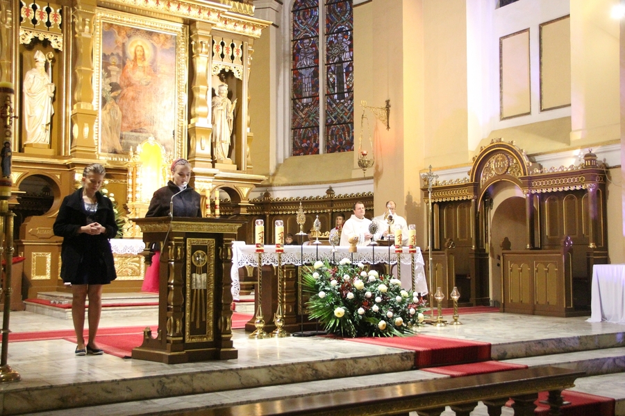 Modlitwa wiernych (od lewej) Julia Janikowska i Kinga Topka. 
