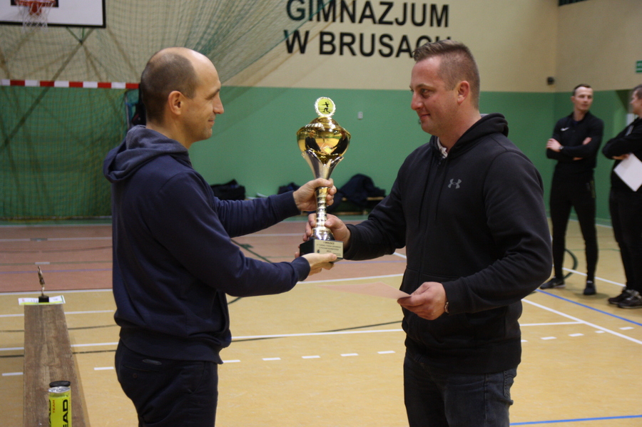 Zwycizca turnieju Tomasz Ostrowski (z prawej). Nagrody zawodnikom wrcza zastpca burmistrza Brus Krzysztof Gierszewski. 