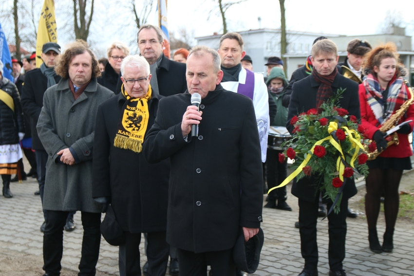 Kilka sw przy odbudowanym pomniku poety powiedzia Stanisaw Kobus - prezes ZKP O/Brusy. 