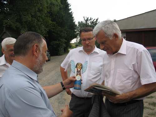 Burmistrz Brus, Jerzy Fijas na pamitk wizyty w Gminie Brusy wrczy Premierowi synnego 