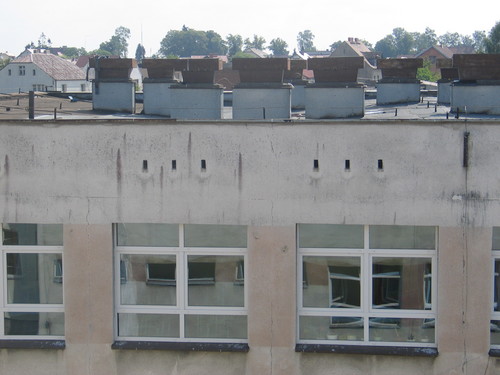 Dach budynku Szkoy Podstawowej im. Jana Pawa II w Brusach.