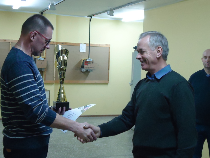 Zwycizca w kategorii mczyzn Piotr Napitek odbiera nagrod i gratulacje z rk prezesa MK LOK Brusy Ireneusza Rejkowskiego.