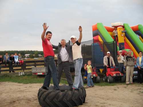 Pamitkowe zdjcie zwycizcw konkurencji -  z lewej Krzysztof Kloskowski (I miejsce), z prawej Artur Knopik (II miejsce), w rodku zagorzay kibic.