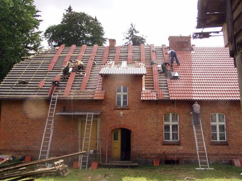 Pokrywanie dachwk ceramiczn dachu szkoy od strony podwrza.