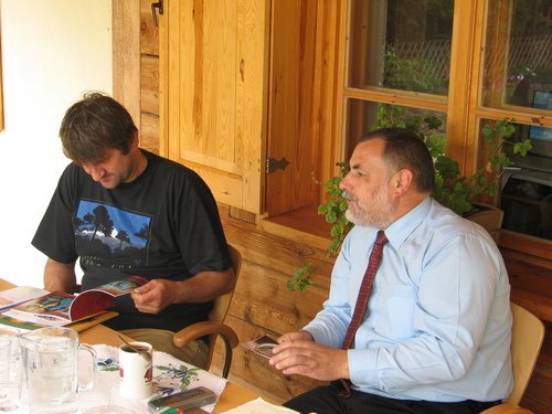 Wsplna rozmowa znanego podrnika Marka Kamiskiego z burmistrzem Brus Jerzym Fijasem przed Chat Kaszubsk w Brusach Jagliach.