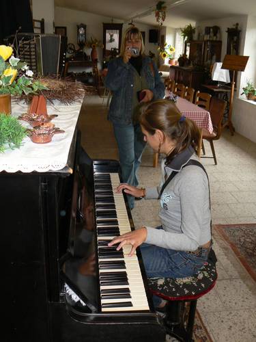 Dzieci uczyy si rwnie gry na pianinie.