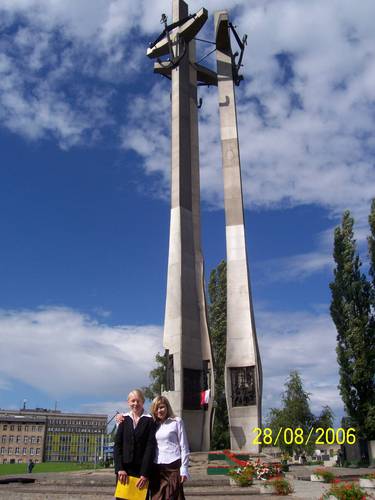 Pamitkowe zdjcie pod Pomnikiem Polegych Stoczniowcw z 1970 roku.