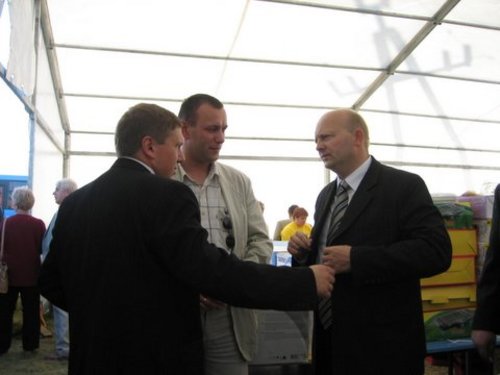 Na zdjciu od lewej: Wicewojewoda Pomorski-Piotr Karczewski, przedstawicioel firmy Fungopol-Robert Skrczewski oraz Wojewoda Pomorski- Piotr Oowski.