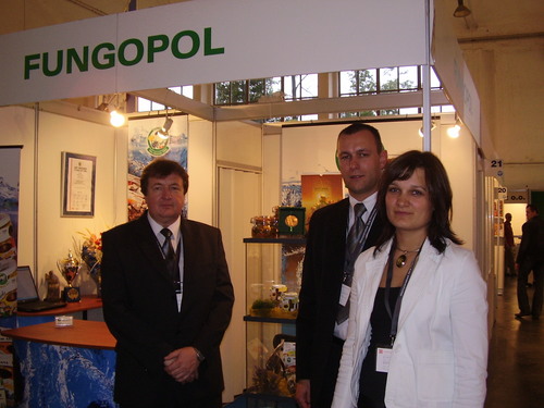 Przedstawiciele firmy Fungopol przy swoim stoisku na targach w Poznaniu.