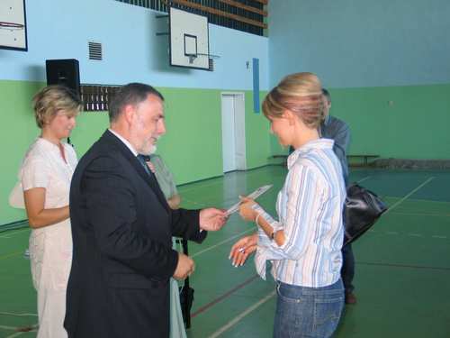 Dorota Roda odbiera certyfikat z rk burmistrza Jerzego Fijasa