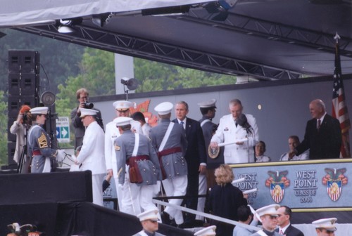 Fotografia z tegorocznej promocji na uczelni West Point. Prezydent Georg Bush gratuluje ukoczenia tej prestiowej uczelni ukaszowi Derda.
