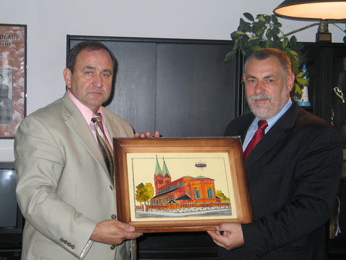 Burmistrz Brus, Jerzy Fijas na pamiatk wsplnego spotkania wrczy Benedyktowi Derda obraz z wizerunkiem bruskiego koscioa.