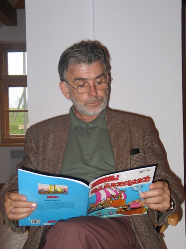 Zbigniew Jankowski podczas czytania Kajko i Kokosza.
