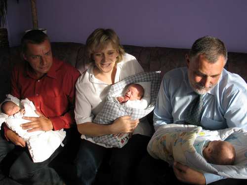 Weronika w objciach taty, Paweek - mamy, a  Piotrusia  trzyma burmistrz Brus, Jerzy  Fijas.