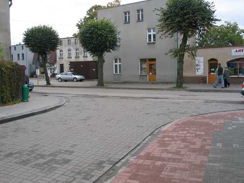 Wyjazd z ulicy Rzemielniczej - wybudowanej w 2005 roku.