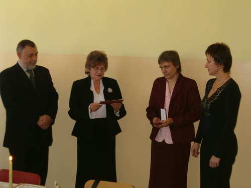 Medal Komisji Edukacji Narodowej z rk Haliny Uchman- Dyrektora Delegatury  Kuratorium Owiaty otrzymuje Boena Rolbiecka.