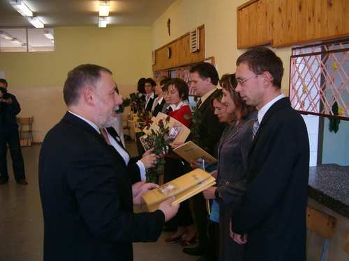 z rk burmistrz Brus, Jerzego Fijasa list gratulacyjny otrzymuje wieo upieczony nauczyciel dyplomowany, Wojciech Janta ze SP w Kosobudach.