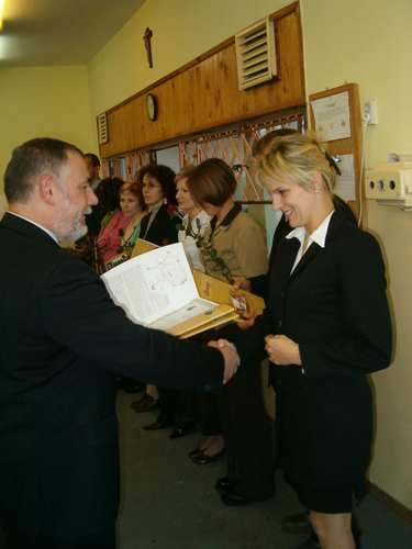 Gratulacje z okazji uzyskania tytuu nauczyciela mianowanego przyjmuje z rk burmistrza Brus, Jerzego Fijas Jolanta pepliska z bruskiego gimnazjum.