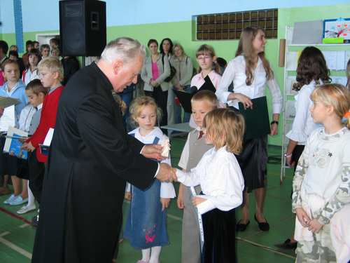 Ksidz Praat Zdzisaw Wirwicki w trakcie wrczania upominkw najmodszym dzieciom.