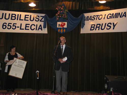 Stanisaw Pestka podczas skadania podzikowa Burmistrzowi Brus oraz Radzie Miejskiej  za przyznanie mu tytuu Honorowego Obywatela Brus.