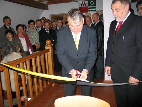Marszaek Senatu RP, Bogdan Borusewicz przecina wstg na znak otwarcia wystawy mieszczcej si w Chacie Kaszubskiej w Brusach Jagliach.