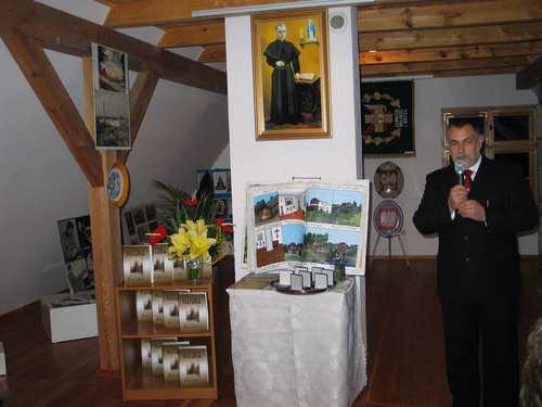 Burmistrz Brus, Jerzy Fijas podczas powitania goci zgromadzonych na otwarciu wystawy i promocji ksiki 