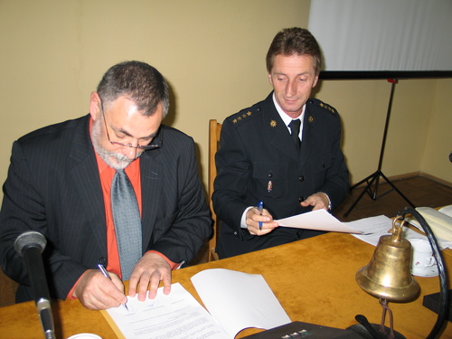 Porozumienie podpisuj burmistrz Brus, Jerzy Fijas i Komendant PSP w Chojnicach, Jzef Szrama.