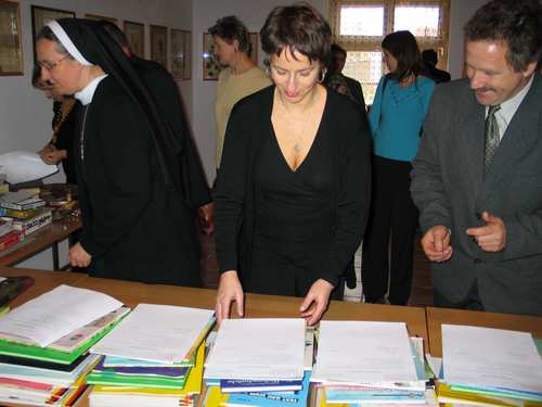 Od lewej: siostra Ewa Budnik z Przedszkola Sistr Zmartwychwstanek z Brus, Boena Rolbiecka z SP w Zalesiu oraz Janusz Topka z Lubni.