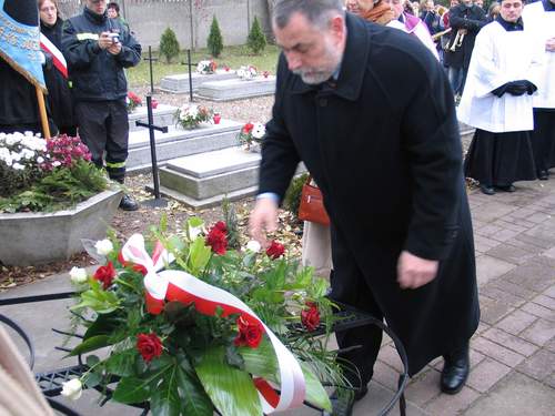 Kwiaty pod pomnikiem pomordowanych skada burmistrz Brus, Jerzy Fijas.