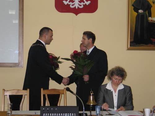Gratulacje i yczenia nowemu Przewodniczcemu Rady Miejskiej w Brusach skada byy Przewodniczcy, Zbigniew cki.