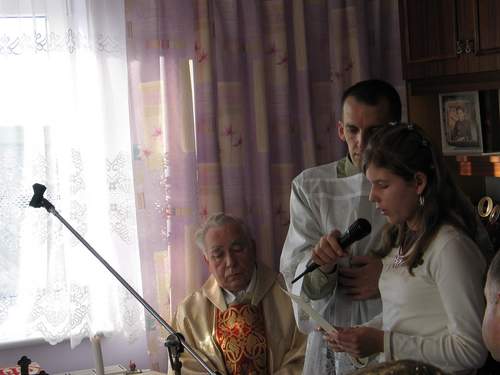 W trakcie Mszy w. czynnie uczestniczyy prawnuczki Pani Marianny.  Jedno z czyta  czytaa starsza z prawnuczek - Paulina.