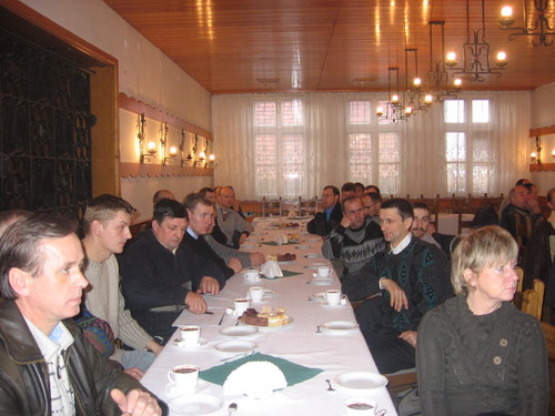 Zebrani na spotkaniu rolnicy z zaciekawieniem suchali prowadzcej szkolenie, pani  Mirosawy Miosawskaiej- Kozak z Ministerstwa Rolnictwa.