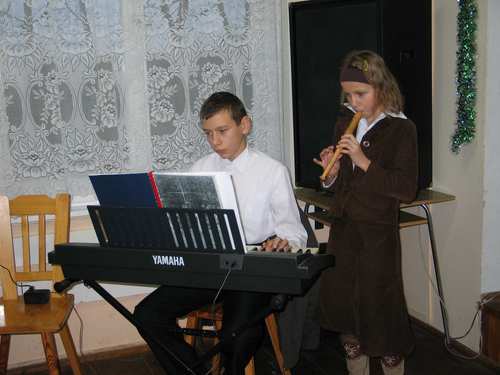 piew kold odbywa si przy akompaniamiencie instrumentw klawiszowych i fletu.
