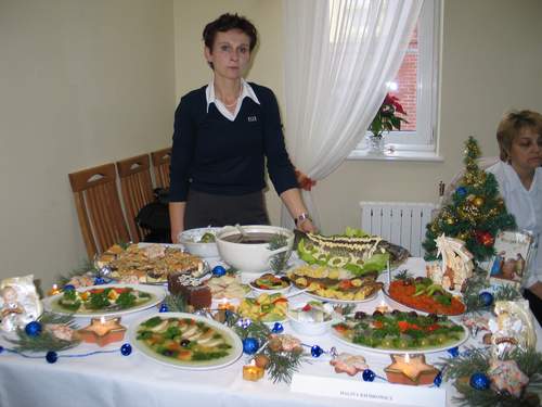 Mieszkanka gminy Brusy pani Halina Kiedrowicz prezentuje przygotowany przez siebie st.