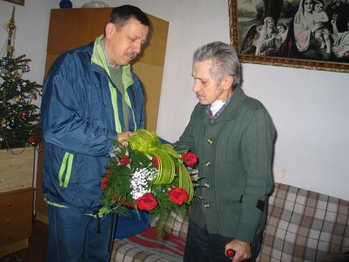 Wojciech Boch - sekretarz Klubu HDK Brusy podczas wrczania kwiatw Panu Romanowi.