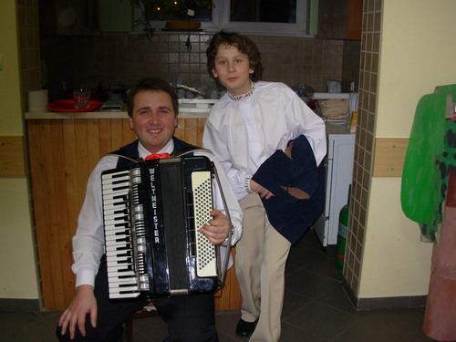 Dzieciom akompaniowa na akordeonie pan Misrosaw Stoltmann.