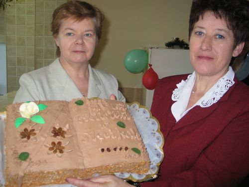 Specjalny tort przygotowany z okazji obchodw 50 - lecia istnienia Filii Bibliotecznej w Mcikale.